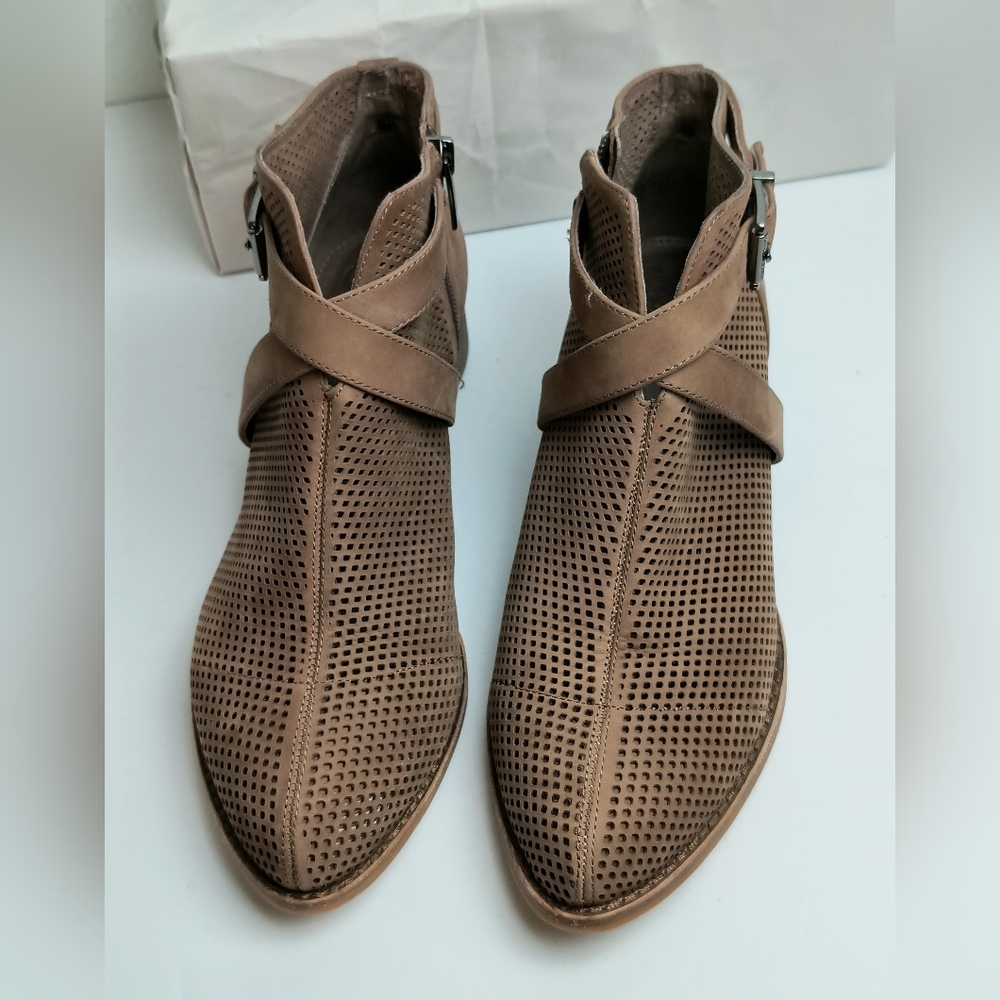 Vince Camuto Perforated Ankle Booties Almond Toe Women's Size 8.5M Tan - Picture 13 of 13